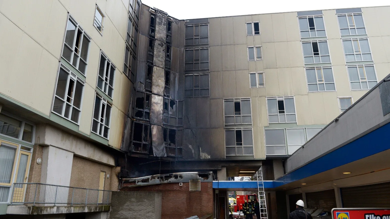 Voorbeeld van risicogebouw: buitenzijde niet van beton of baksteen, vloer met verblijfsgebied boven 13 meter en gezondheidszorgfunctie met bedgebied.