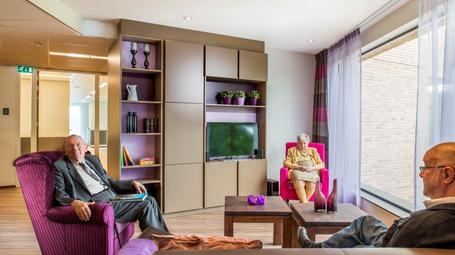 Bewoners met fysieke beperkingen hebben meer tijd nodig om hun woning te ontvluchten. In het Bouwbesluit wordt hier echter binnen de gebruiksfunctie ‘wonen’ geen rekening mee gehouden. Foto: Menno Emmink, Forbo Flooring.