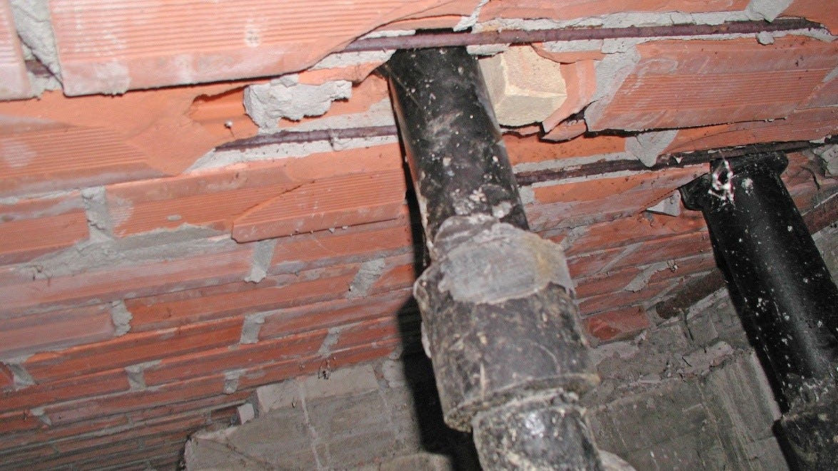Ter illustratie een foto van een doorvoer in holle baksteenvloer, zoals een Pervoravloer. Foto: Narkive Newsgroup. 