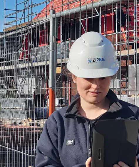 Patricia Smook, coördinator ZiN Kwaliteitsborging, toetst een bouwwerk.