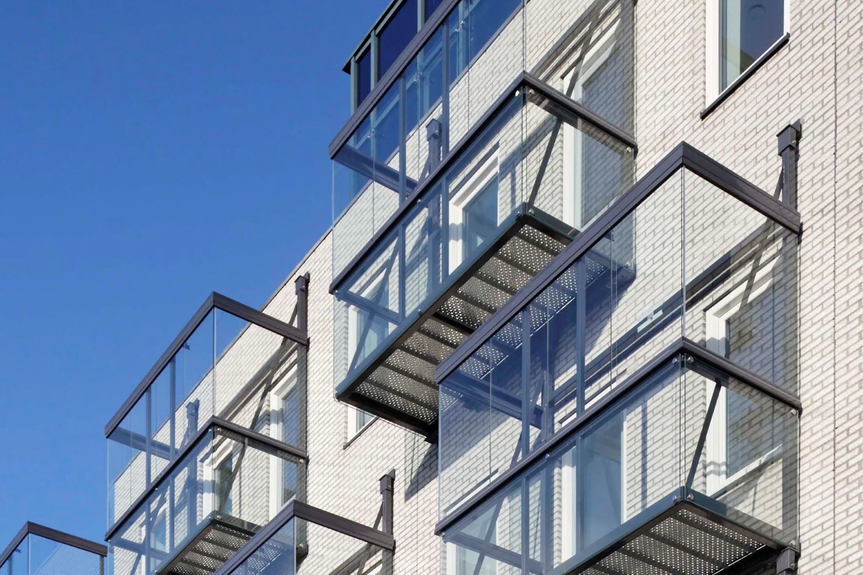 De hoogte-eis van 20 mm geldt (nog) niet ter plaatse van een ‘toegang’ vanaf een balkon of dakterras. De verwachting is dat hier in de toekomst wel een eis aan zal worden gesteld.