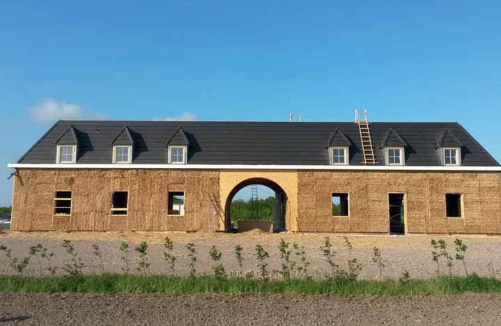 In Zeeland ontwierp ORIO Architecten Landgoed Buitenplaats Kustlicht, een complex met drie woonhuizen en twee bijgebouwen. Het eerste van de drie gebouwen van Landgoed Buitenplaats Kustlicht is al gerealiseerd. De buitengevel is gemaakt van stro en hout. Verder zijn materialen als leem en kalk gebruikt.