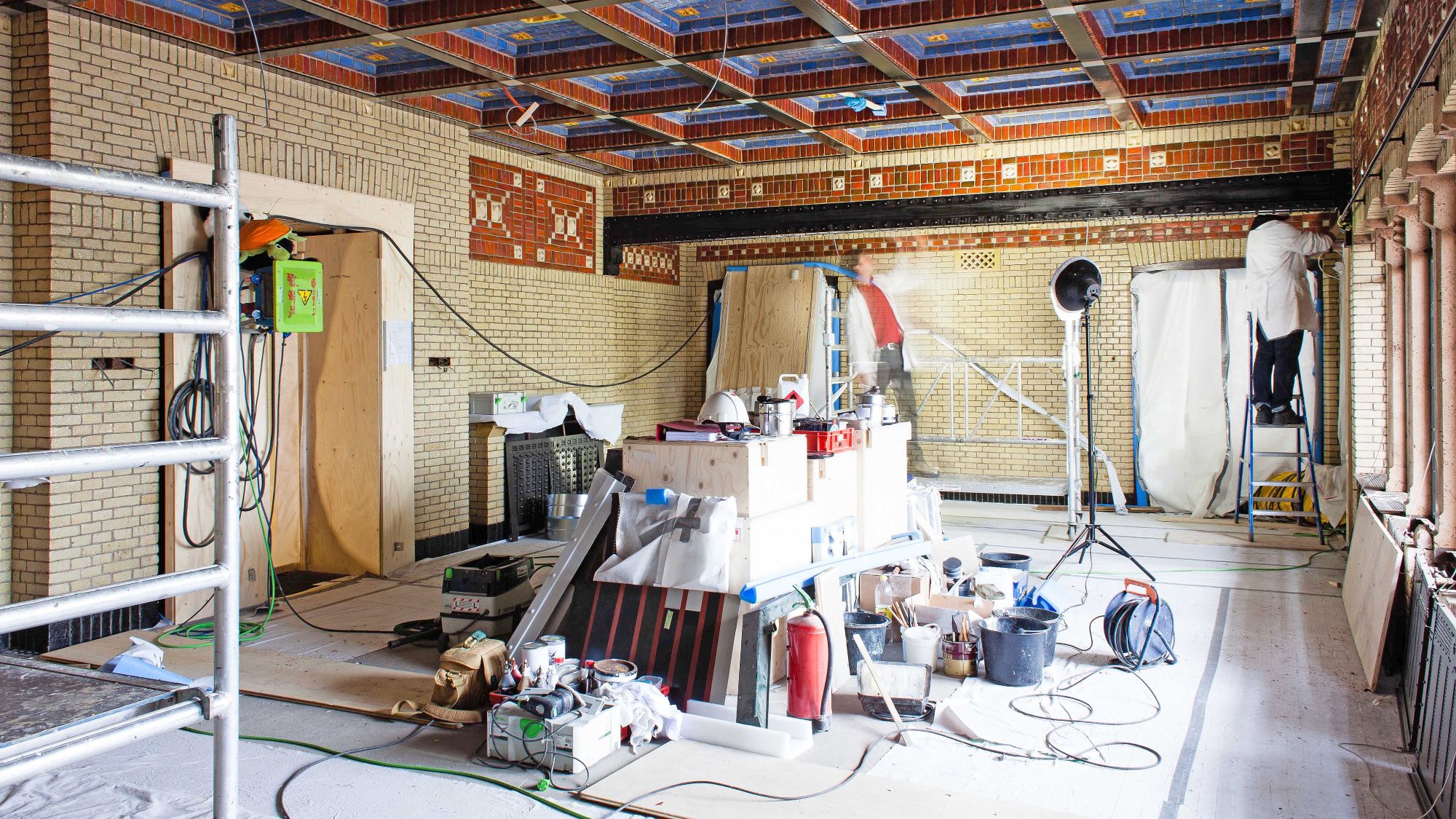 Retoucheren van beschadigingen aan het plafond in de eetkamer van Jachthuis Sint Hubertus op de Hoge Veluwe. Foto: Het Nationale Park De Hoge Veluwe. 
