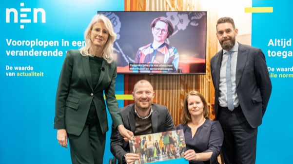 Overhandiging NEN 9120, vlnr. Mona Keijzer (minister van VRO), Otwin van Dijk (voorzitter normcommissie), Dianta Wilmsen (Hoofd Cluster Bouw, NEN) en Stefan Meeusen (Algemeen Directeur, NEN). Bron: NEN.