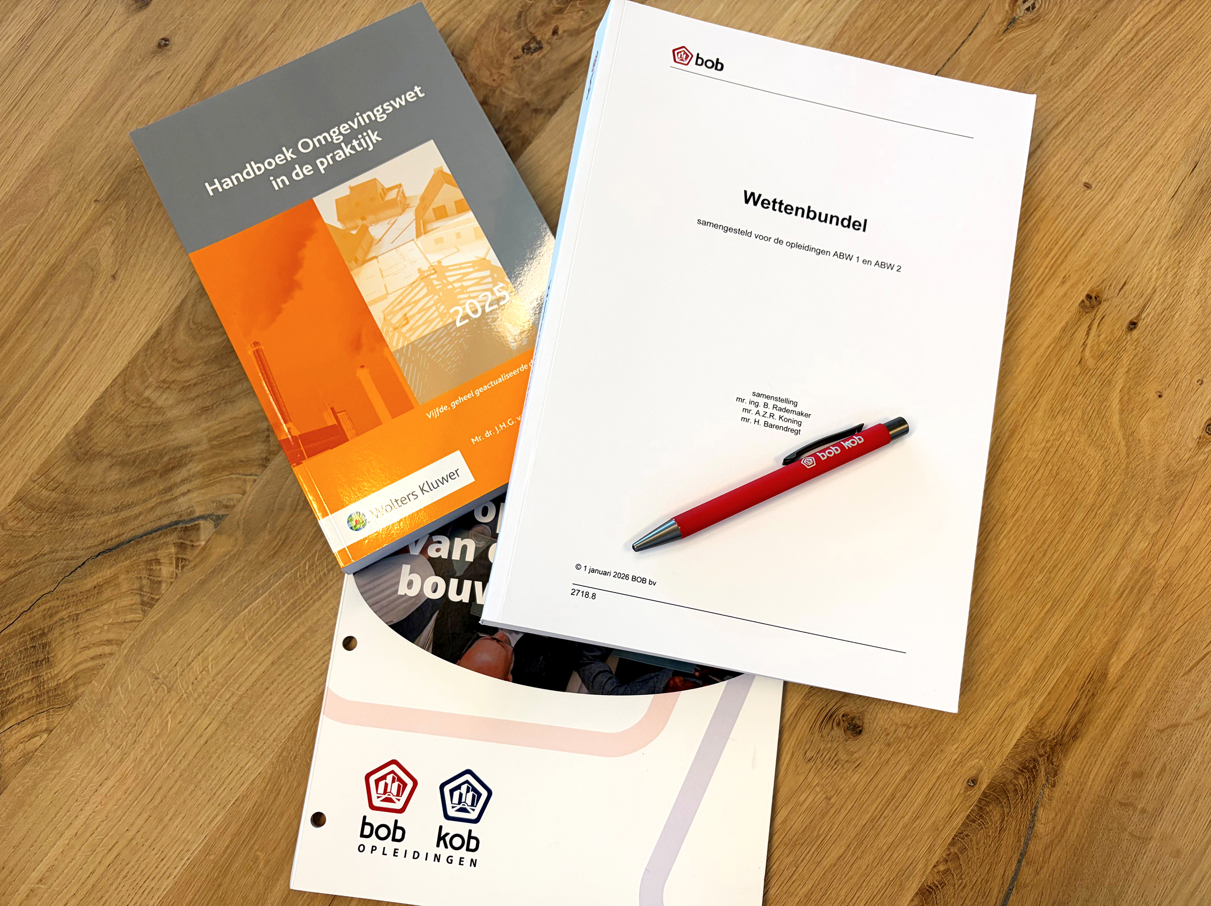Lesmateriaal met de samengestelde wettenbundel, die ook na de opleiding ABW vaak geraadpleegd wordt door ambtenaren van de VTH-afdeling.